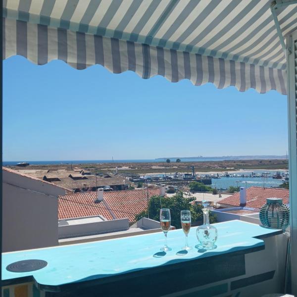 Op de foto is het object Homem de Ferro te zien, gelegen in de stad Alvor.