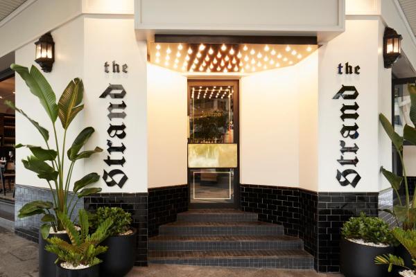 A la foto es mostra l'objecte The Strand Hotel situat a la ciutat de Sydney.