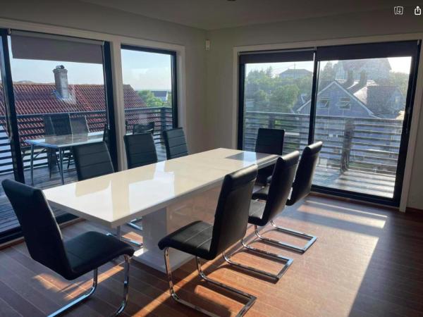 A la foto es mostra l'objecte Nautnes Seaside Villa situat a la ciutat de Hellesøy.