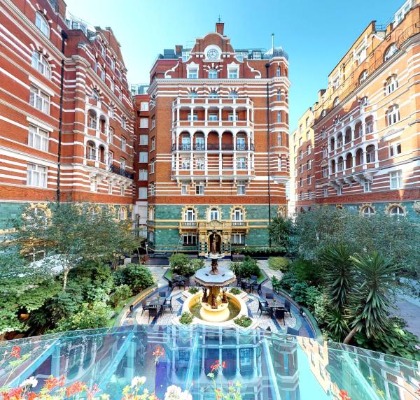 На фото показан объект St. James' Court, A Taj Hotel, London, расположенный в городе Лондон.