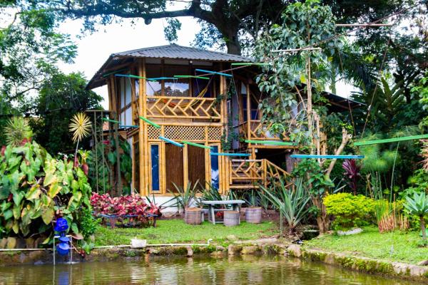 Nella foto è visibile l'oggetto CASA DEL ÁRBOL, Romántico, Piscina, en Chinauta, el mejor clima situato nella città di La Serena.
