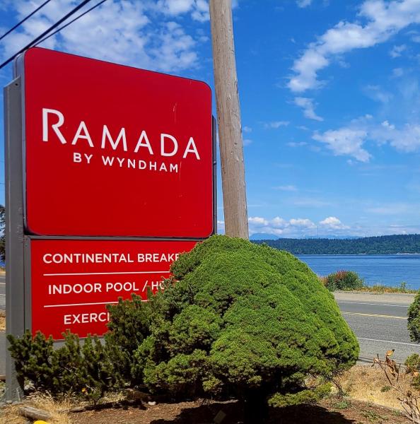 写真にはキャンベルリバー市にあるRamada by Wyndham Campbell Riverが写っています。