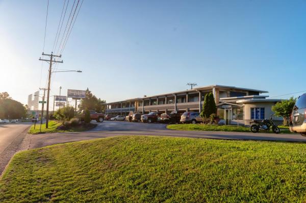 A la foto es mostra l'objecte Riverside Inn and Suites situat a la ciutat de Charles City.