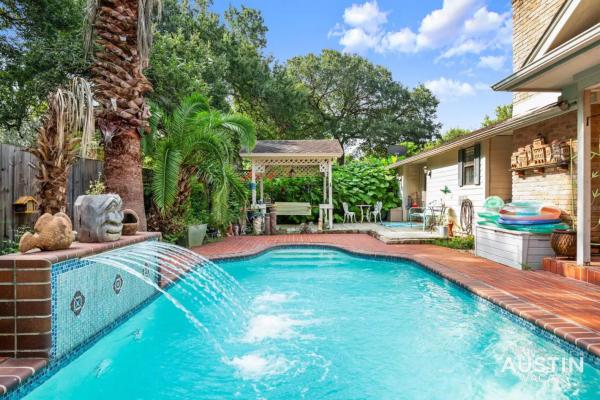 A la foto es mostra l'objecte Backyard Bliss w Private Pool Unique Family Home situat a la ciutat de Austin.