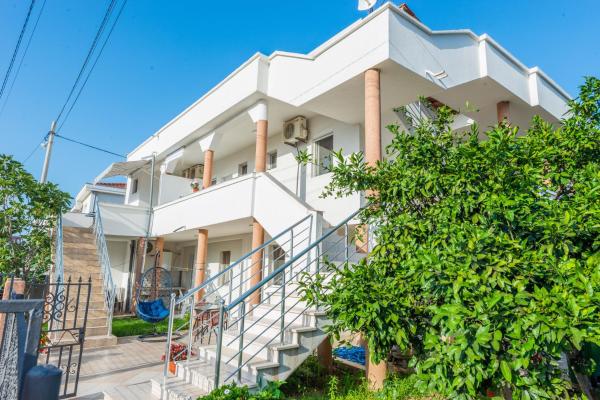 Na foto é possível ver o objeto Apartmani Medovic localizado na cidade de Ulcinj.
