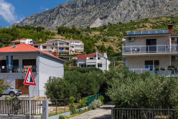 En la foto se muestra el objeto Apartments by the sea Duce, Omis - 11673 ubicado en la ciudad de Duće.