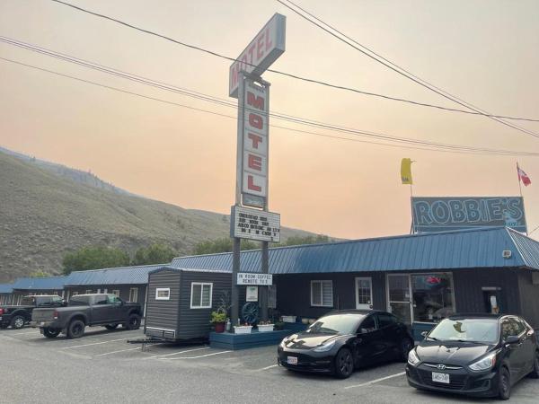 En la foto se muestra el objeto Robbie's Motel ubicado en la ciudad de Cache Creek.