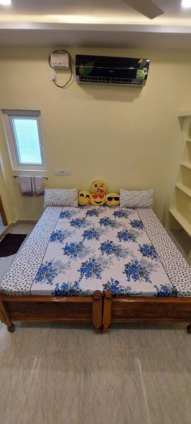 A la foto es mostra l'objecte KK homestay situat a la ciutat de Huzūrābād.