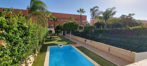 Na fotografii je vidět objekt Homes of Spain, Apartamentos Paraíso Vera Playa, Ed Nuku Hiva, Bajo X con PISCINA PRIVADA y jardín privado a PIE de PLAYA , WIFI nacházející se ve městě Vera.