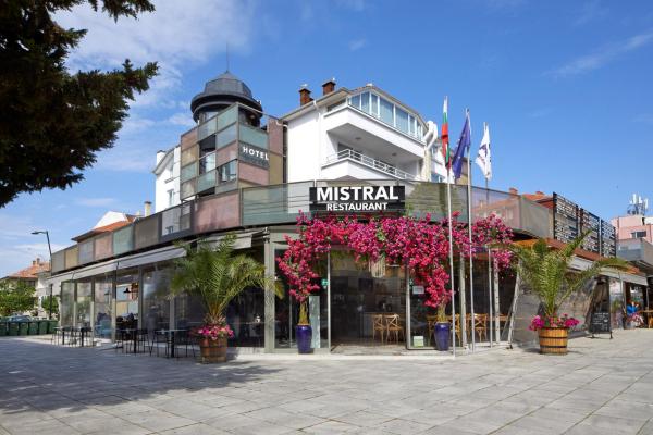 Na fotografii je vidět objekt Hotel Mistral nacházející se ve městě Nesebar.