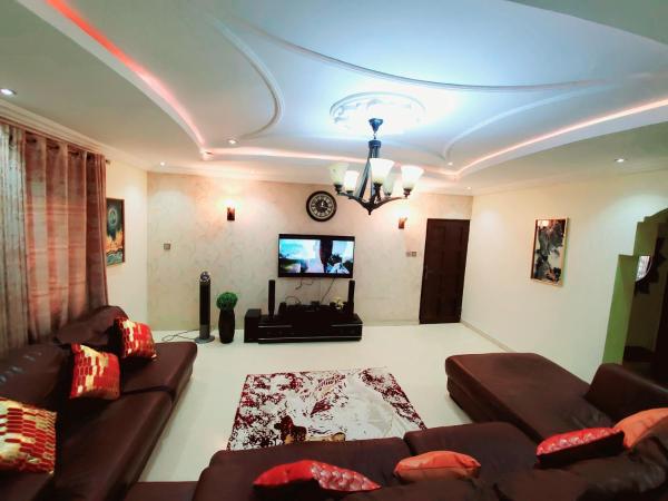 På billedet ses objektet Flat - Sleeps 6 with Parking beliggende i byen Abuja.