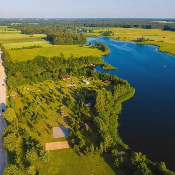 The photo shows the Ramučių sodyba located in the city of Saugos.