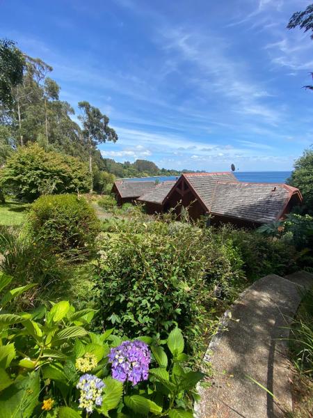 Na fotografii je vidět objekt Cabañas Bahia Celeste, Puerto Varas nacházející se ve městě Puerto Varas.