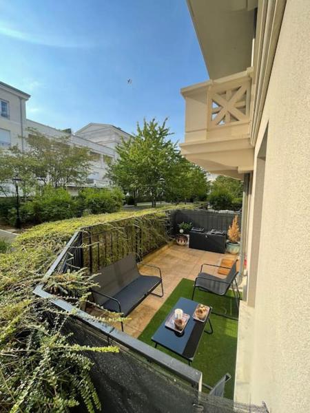 Na fotografii je vidět objekt Studio Terrasse Disney Paris nacházející se ve městě Serris.