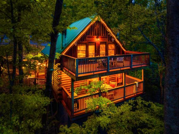 写真にはOld Chilhowee市にあるCABIN in a GATED RESORT with SEASONAL RESORT POOLが写っています。