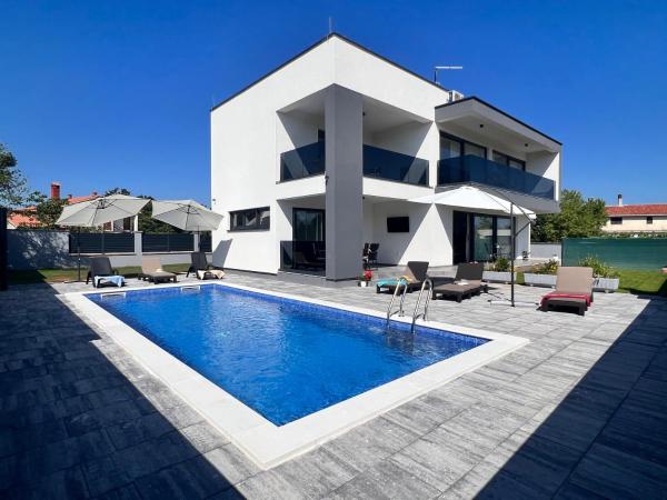 写真にはStrmac市にあるVilla Hが写っています。