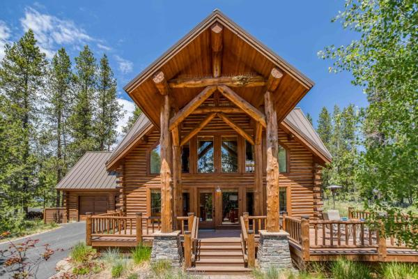 Na zdjęciu widoczny jest obiekt Cypress Cabin Retreat - Meredith Lodging położony w mieście Sunriver.