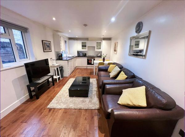 Lovely 2 Bedroom Garden Flat in London, Londra
