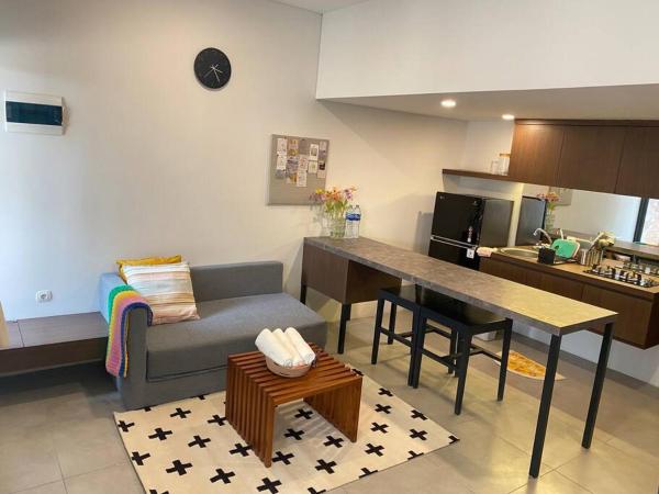 写真にはKedeper市にある2BR HOUSE Happystay at FREJA BSD lalerooms close to ICE BSD find us on ig laleroomsが写っています。