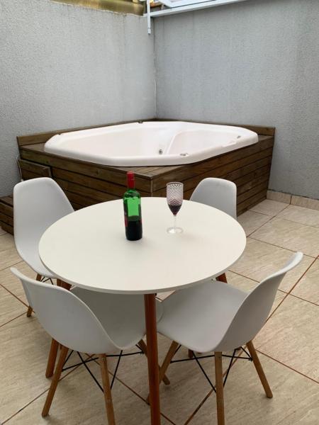 写真にはCamburiú市にあるCasa com Jacuzzi e churrasqueira individualが写っています。