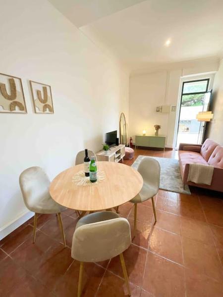 Na fotografii je vidět objekt Beautiful Apartment near Carcavelos Beach nacházející se ve městě Parede.