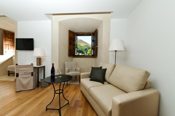 На фото показан объект Parador de Corias, расположенный в городе Tebongo.