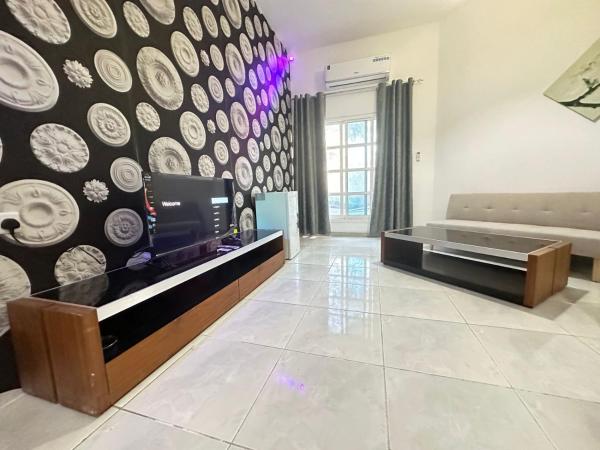 Na fotografii je vidět objekt Relaxing Private Rooms in Compound Housing near Burj Alarab Villa 124 nacházející se ve městě Dubaj.