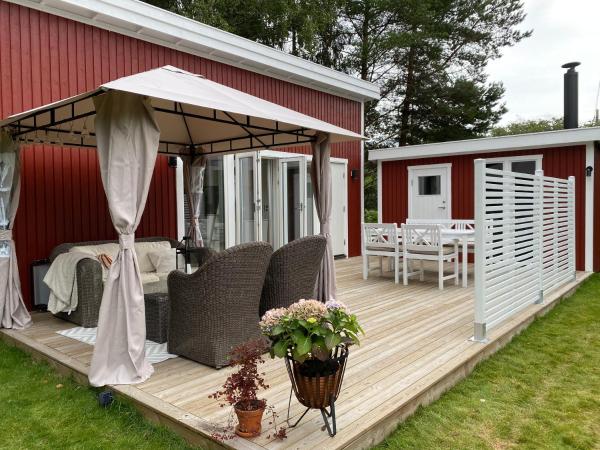 Na zdjęciu widoczny jest obiekt Modern stuga med 1 sovrum och 1 sovloft med stor terrass och vedeldad bastu mitt på Österlen położony w mieście Onslunda.
