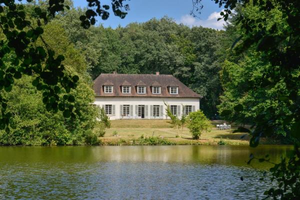 Na zdjęciu widoczny jest obiekt La Genêtière - Grande maison avec étang en Sologne położony w mieście Presly.