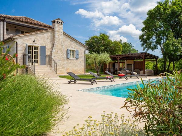 Na fotografii je vidět objekt Holiday Home Villa Grando I by Interhome nacházející se ve městě Mofardini.