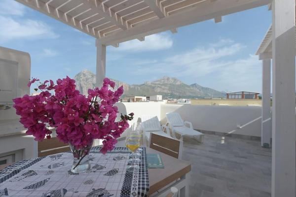 Na zdjęciu widoczny jest obiekt Olea Apartments (Oliva) a 2 min a piedi dal MARE położony w mieście San Vito lo Capo.