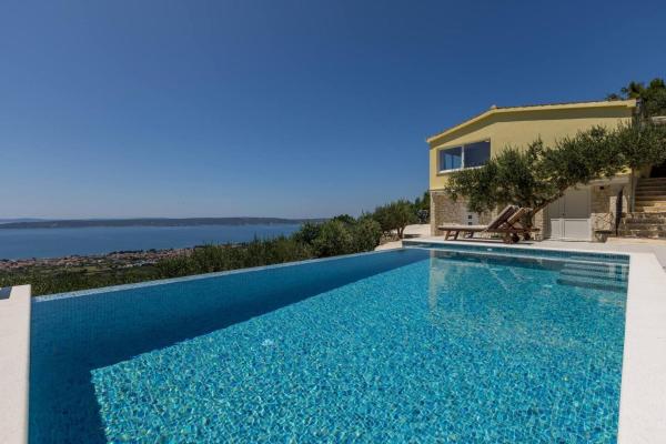 A la foto es mostra l'objecte Dream Hill situat a la ciutat de Vučevica.