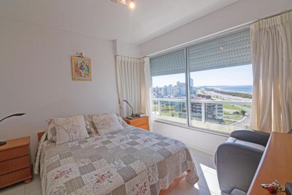 Na fotografii je vidět objekt Oceana Suites Torre Marina nacházející se ve městě Punta del Este.