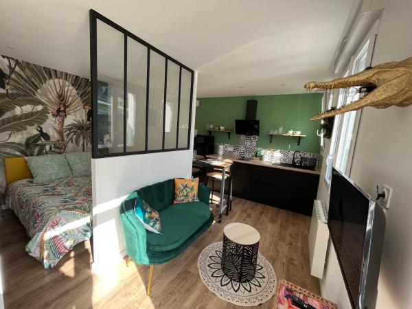Na zdjęciu widoczny jest obiekt STUDIO JUNGLE - HYPEr CENTRE LORIENT położony w mieście Lorient.