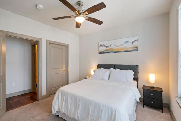 Na zdjęciu widoczny jest obiekt Comfy Retreat Balcony Views Amenities położony w mieście Indian Head.
