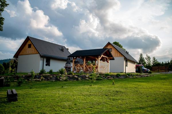 Na fotografii je vidět objekt Bieszczadzka Miejscówka nacházející se ve městě Lutowiska.