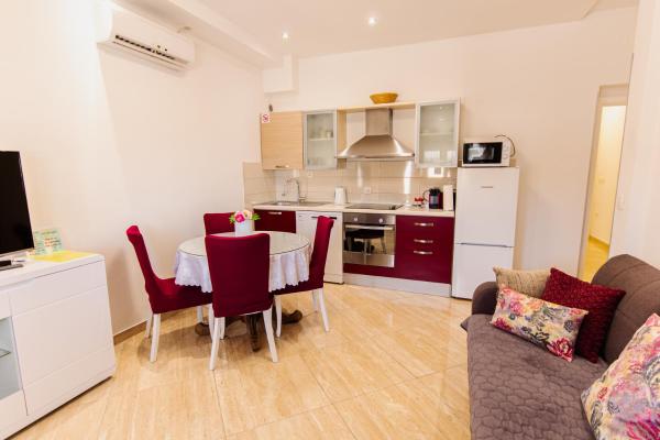 Na fotografii je vidět objekt Stylish apt Marta, private parking,BBQ in Stobreč nacházející se ve městě Stobreč.