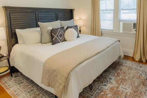 Op de foto is het object Historic Revival King Bed Midtown Memphis 70 Fast WiFi Free Parking Yes Pets te zien, gelegen in de stad Memphis.