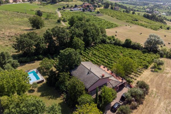 På billedet ses objektet Exclusive Duplex Villa con piscina e vista beliggende i byen Strognano.