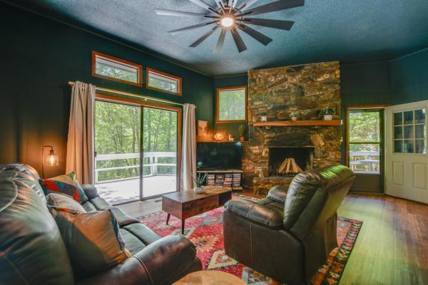 A la foto es mostra l'objecte Pet-Friendly Cabin - 1 Mi From Fontana Lake! situat a la ciutat de Almond.