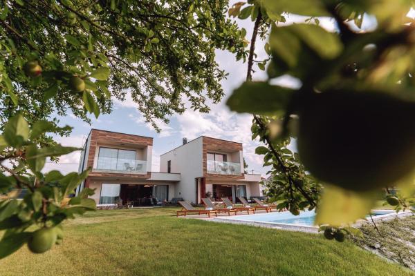 Auf dem Foto ist das Objekt Iris Croatica J - deluxe apartment with shared pool, awarded BEST APARTMENT IN CROATIA 2024 in der Stadt Stubička Slatina zu sehen.