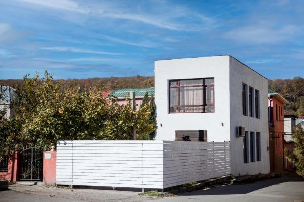 写真にはクサール市にあるGuest houseが写っています。