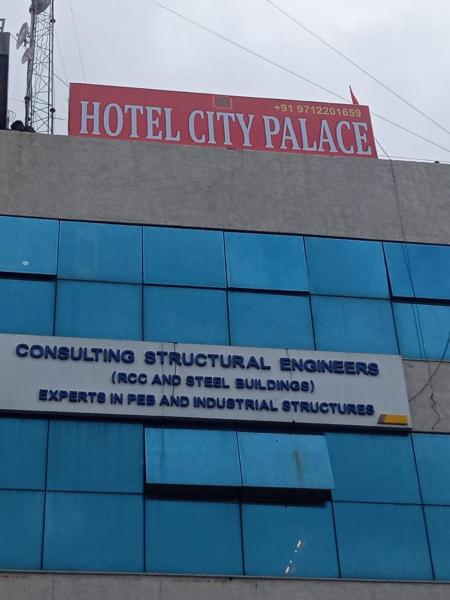 写真にはDholka市にあるHOTEL CITY PALACEが写っています。