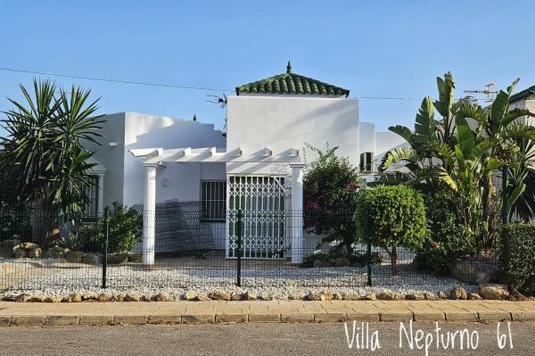 A la foto es mostra l'objecte Casa Neptuno situat a la ciutat de Los Caparroses.