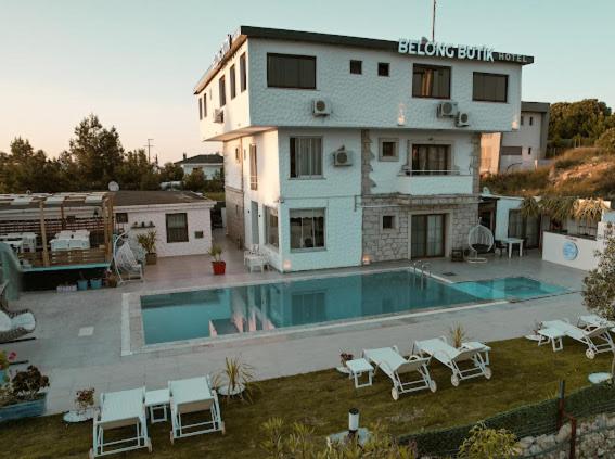 Na fotografii je vidět objekt Belong Otel nacházející se ve městě Çeşme.