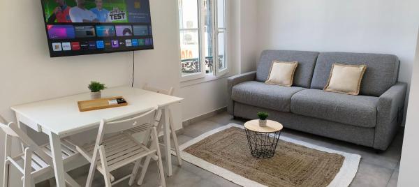 På billedet ses objektet PLEIN SUD - moderne studio avec mezzanine- Hyper centre Antibes - Proche port beliggende i byen Antibes.