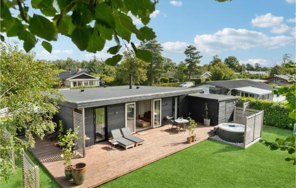 A la foto es mostra l'objecte Awesome Home In Grenaa With Kitchen situat a la ciutat de Grenå.