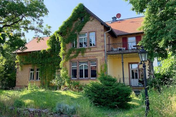 På bildet vises objektet Herrschaftliches Apartment in historischer Villa som ligger i byen Hanau am Main.