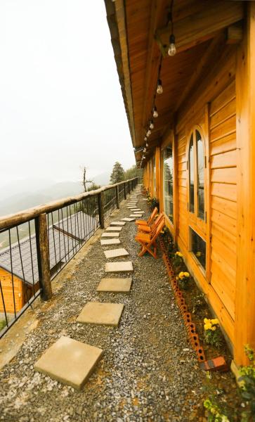 На фото показан объект MOONG Homestay & Coffee Tà Xùa, расположенный в городе Lao Phou Van.