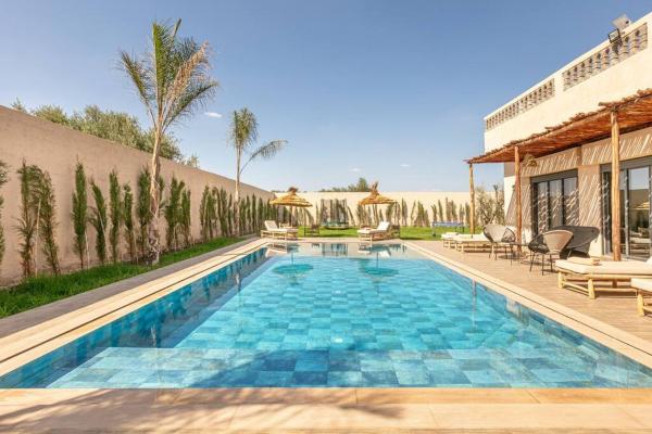 Na fotografii je vidět objekt Villa Leila,piscine , grand jardin, jeux , cuisinière nacházející se ve městě Azib Oulad Lâdem.